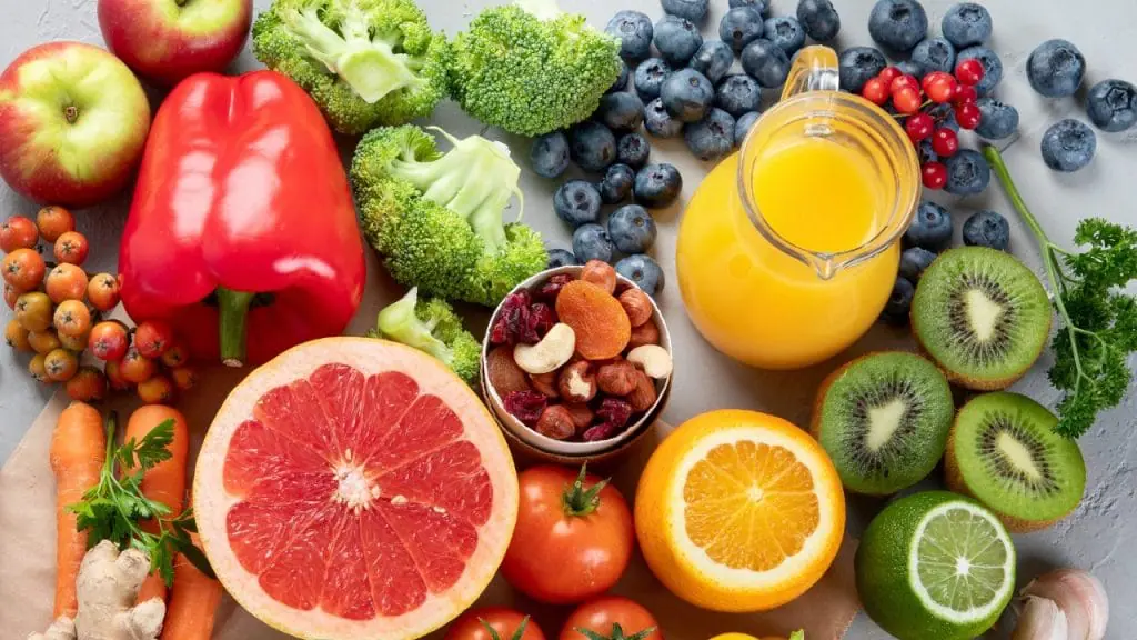 alimentos ricos en vitamina C, naranjas, limones, pimientos rojos, kiwi, fresas, guayaba, brócoli, papaya, col rizada, perejil