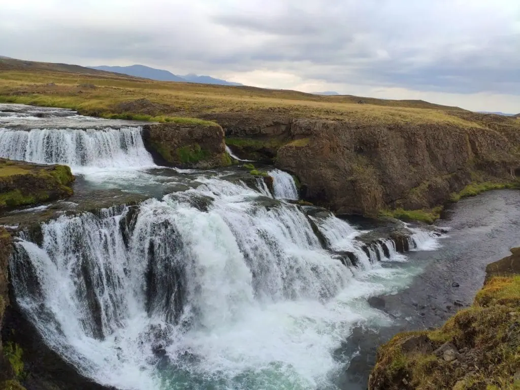 Cascada de Reykjafoss en Islandia. donde darse baños de contraste