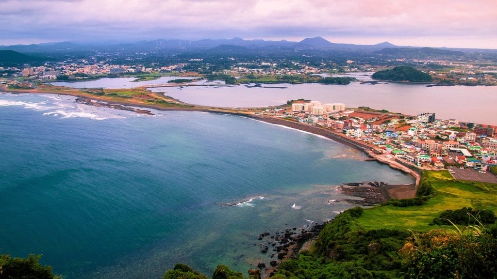 Vista aérea de playa y casas en la isla de Jeju. donde darse baños de contraste