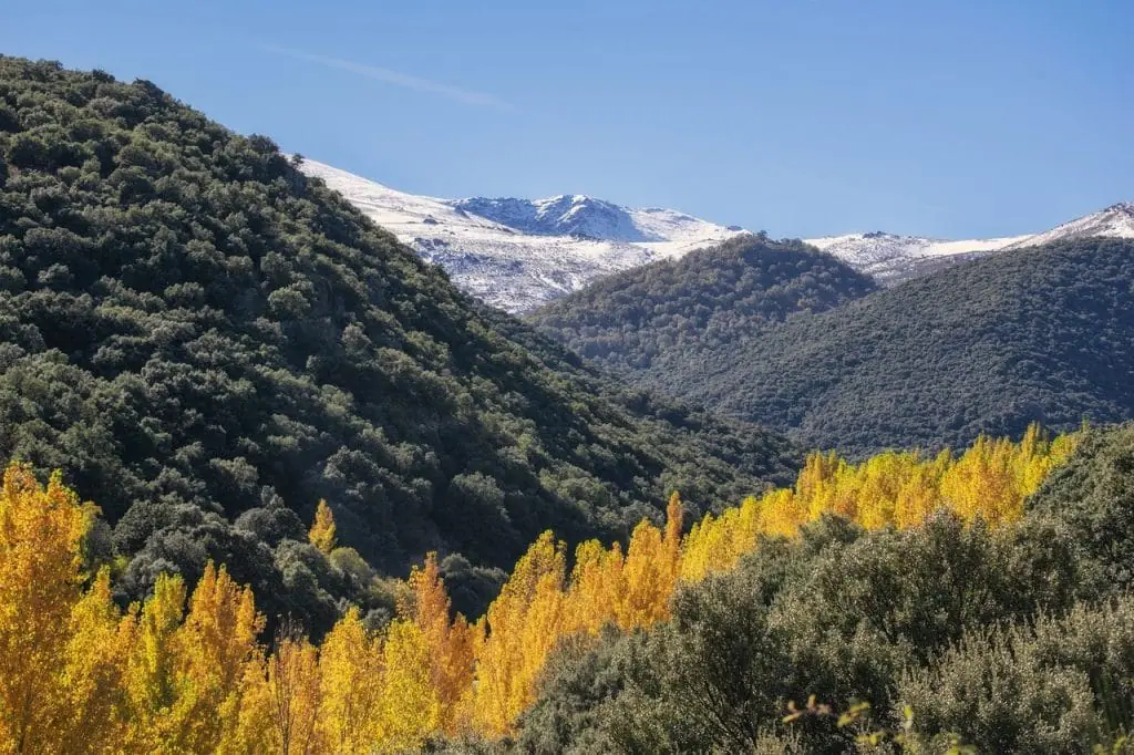 Paisaje de montaña con nieve y sol en Sierra Nevada Granada