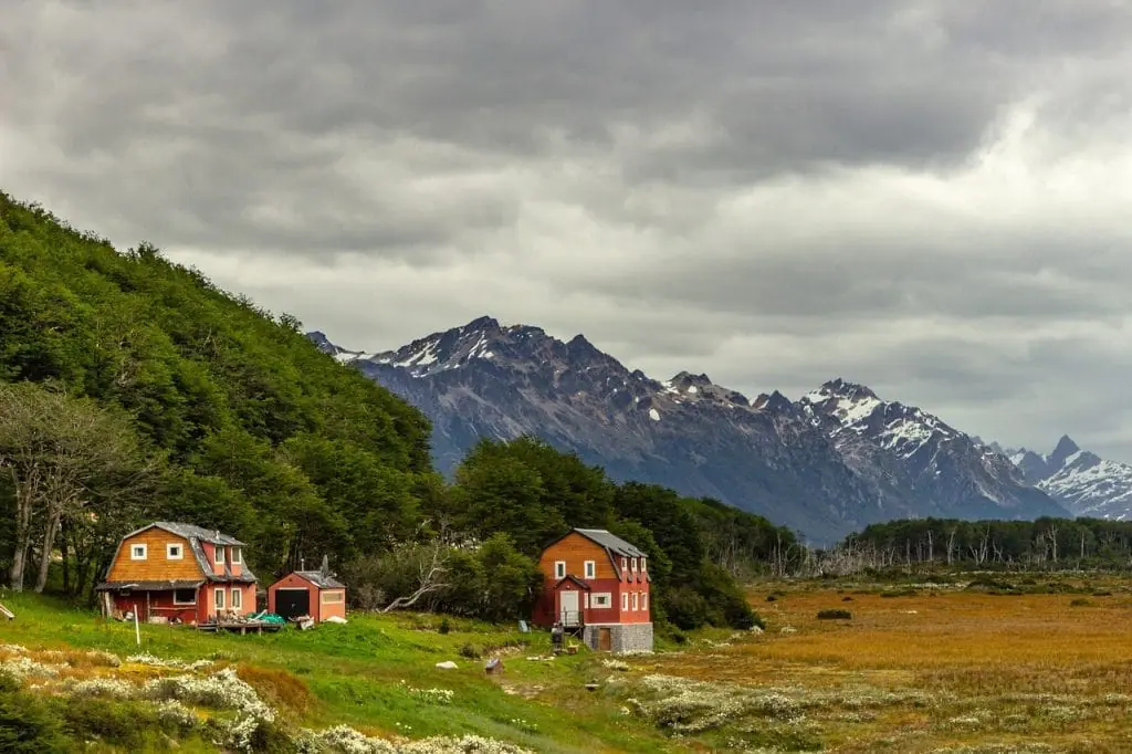 Paisaje Patagonia con montañas y casas rodeadas de bosque
