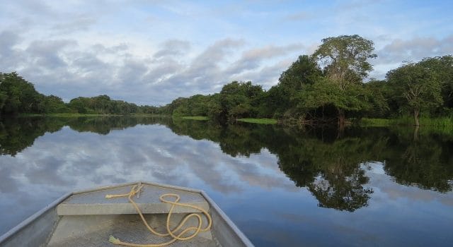 Barca deslizándose por el río Amazonas