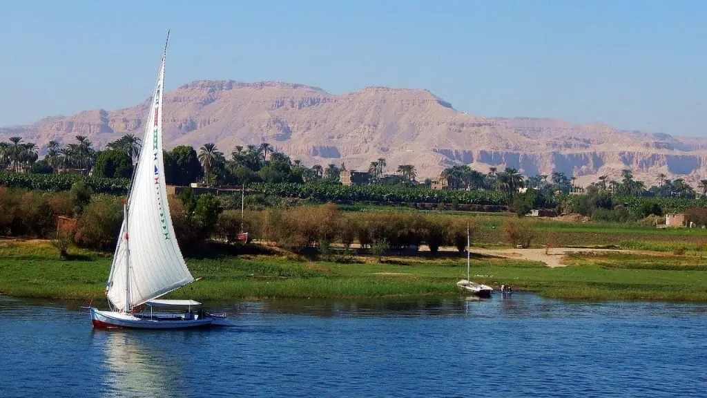 faluca en el Nilo altura de Valle de los Reyes Luxor