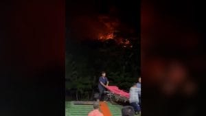 Erupción del volcán Ruang (Indonesia) obliga a evacuar a 11.000 personas