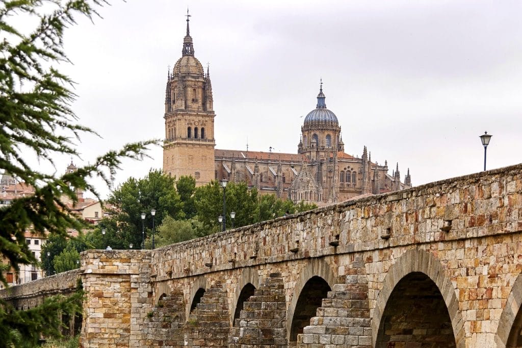 puente medieval con catedral
