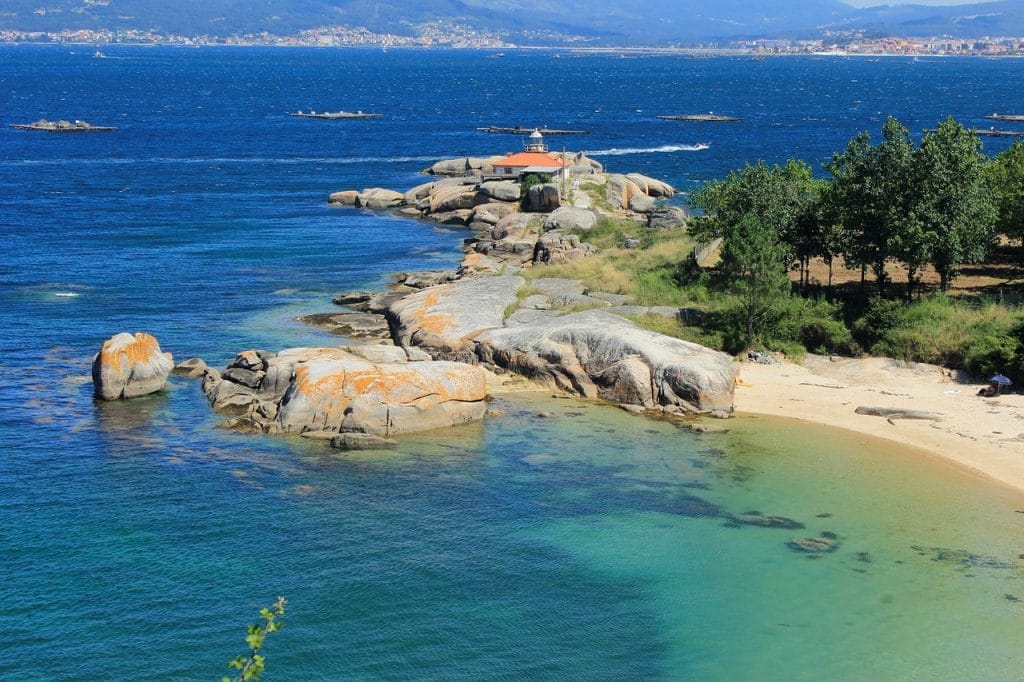 Faro en isla de Rias Baixas