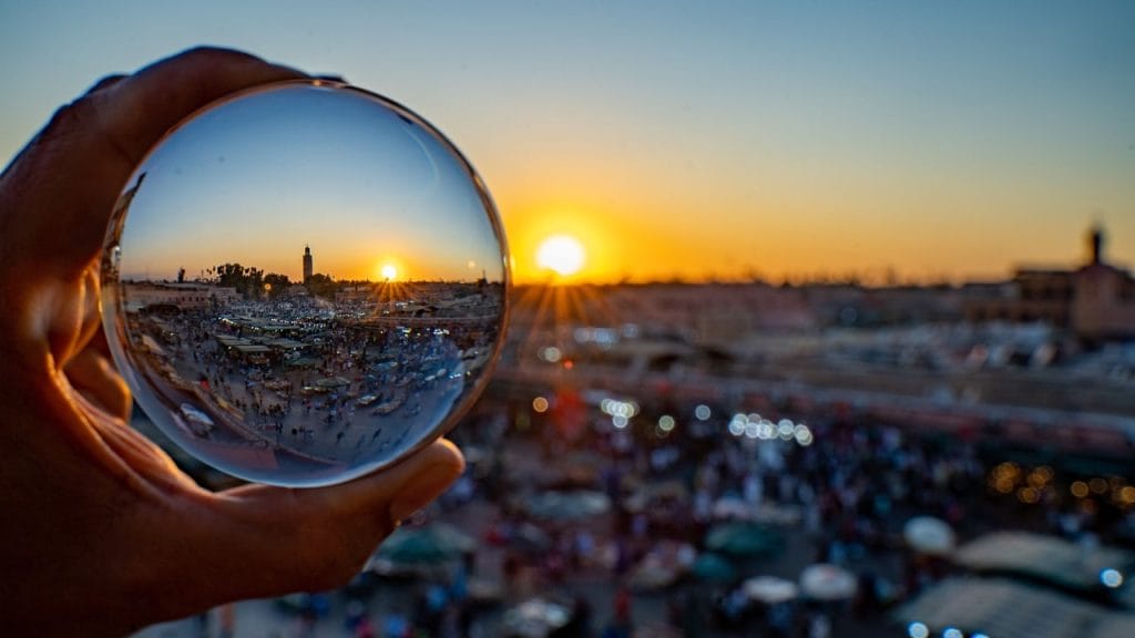 bola de cristal y plaza al atardecer, Escapadas Semana Santa Last Minute 2025