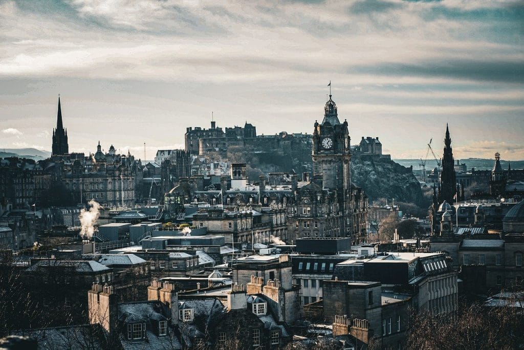 Vista aérea de Edimburgo a donde viajar 2025