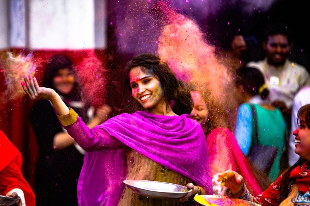 mujer India en festival Holi con colores