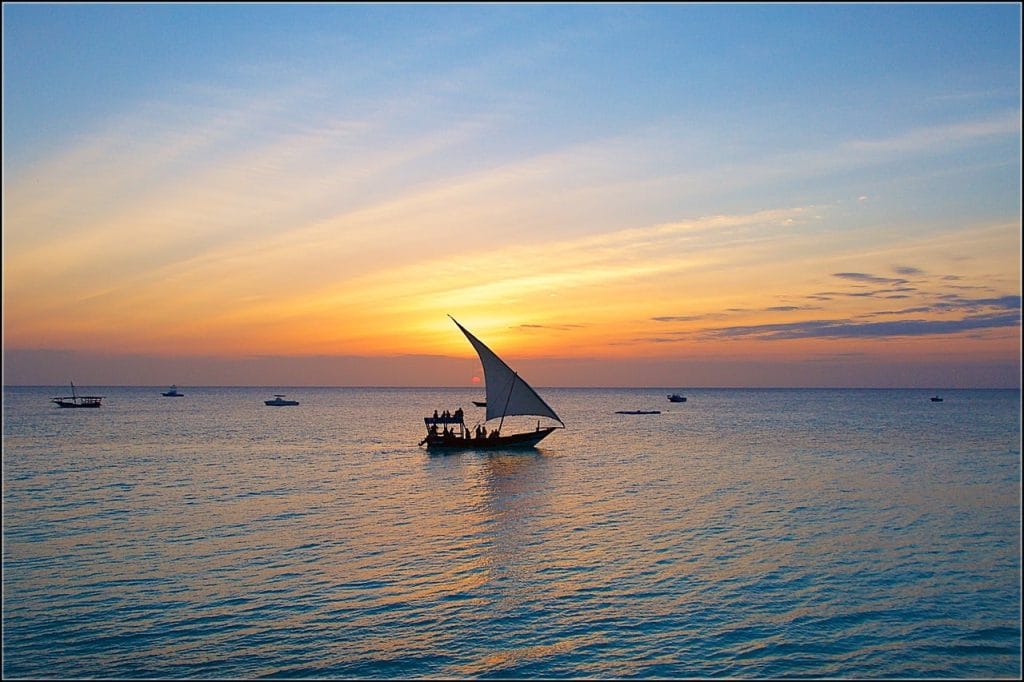 barco de una vela al atardecer