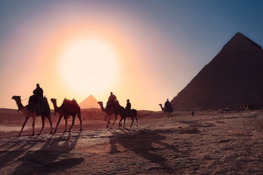 camellos y pirámides al atardecer Egipto a donde viajar en marzo