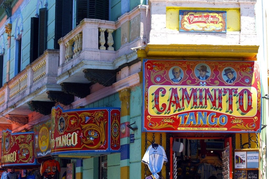 casas con carteles de colores en Caminito Buenos Aires