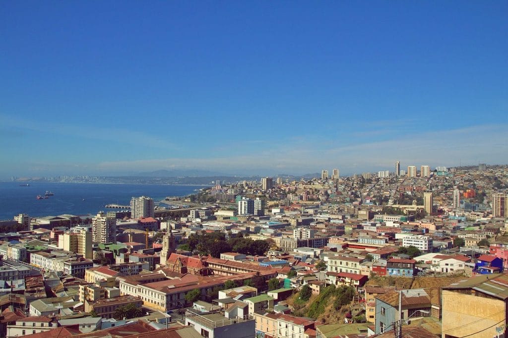 vista de edificios y costa Valparaíso
