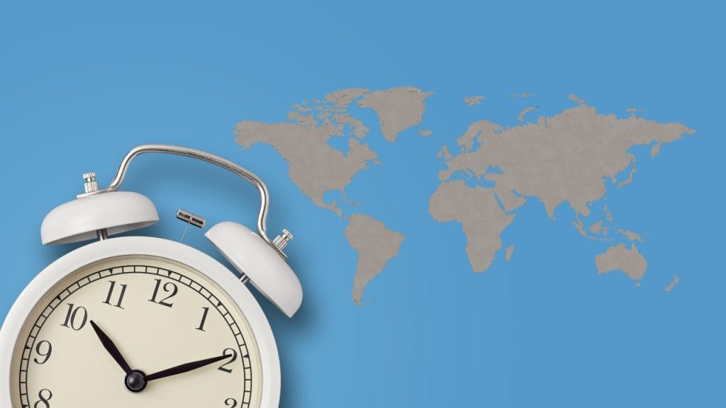 Reloj sobre un mapa mundial - cambio de hora