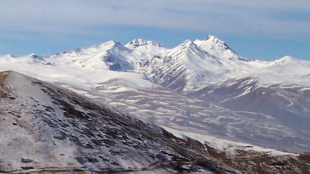 Monte Aragats nevado - avalancha en Armenia