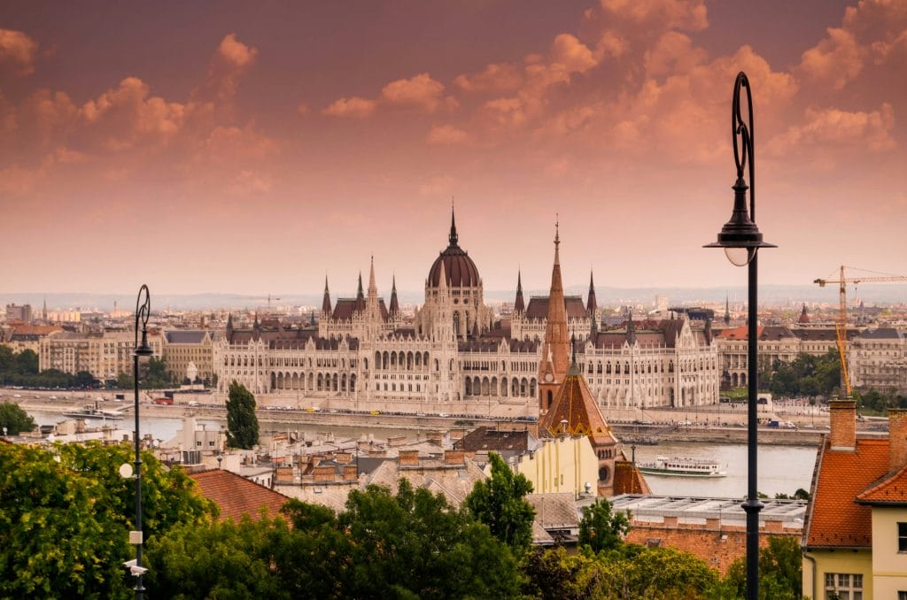 Imagen ciudad al atardecer