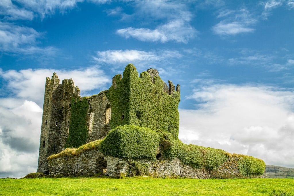 Castillo en el campo cubierto de verde. Kerry. Irlanda a donde viajar en mayo