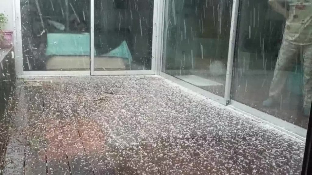 Granizo cayendo en terraza