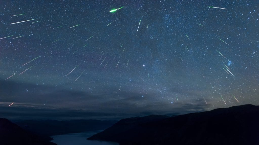 Lluvia de estrellas cayendo de noche