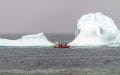 Embarcación turística dirigiéndose a un iceberg