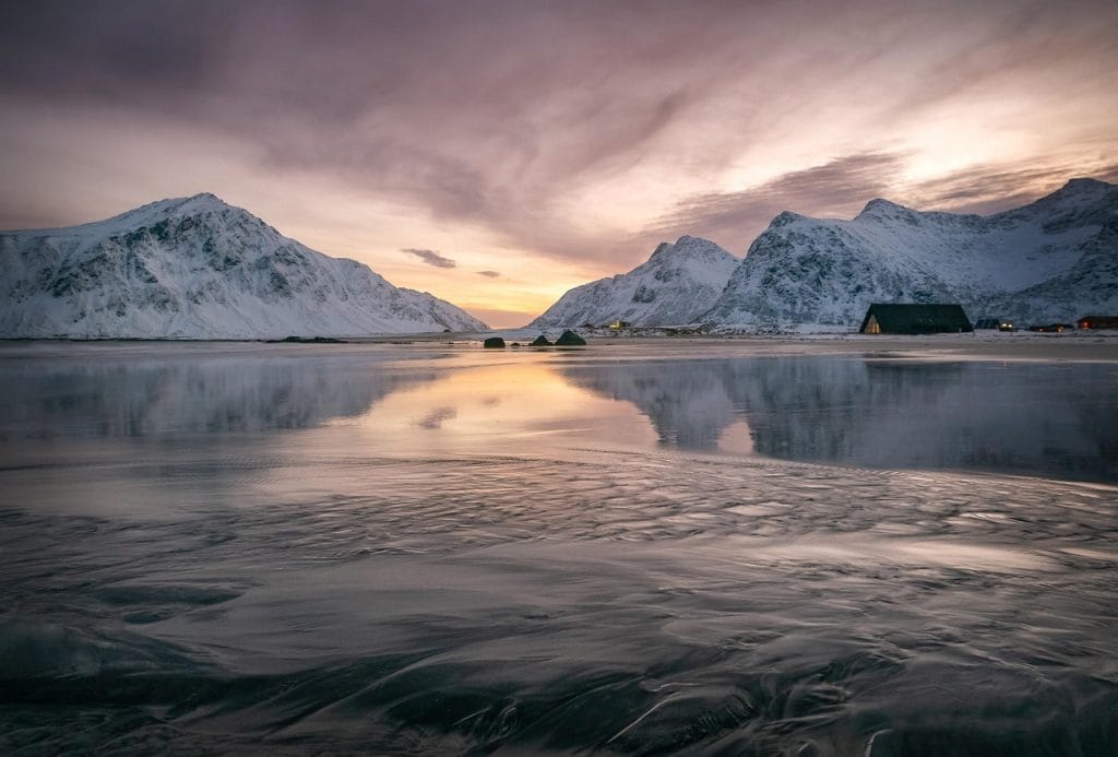 montañas nevadas reflejadas en el agua atardecer