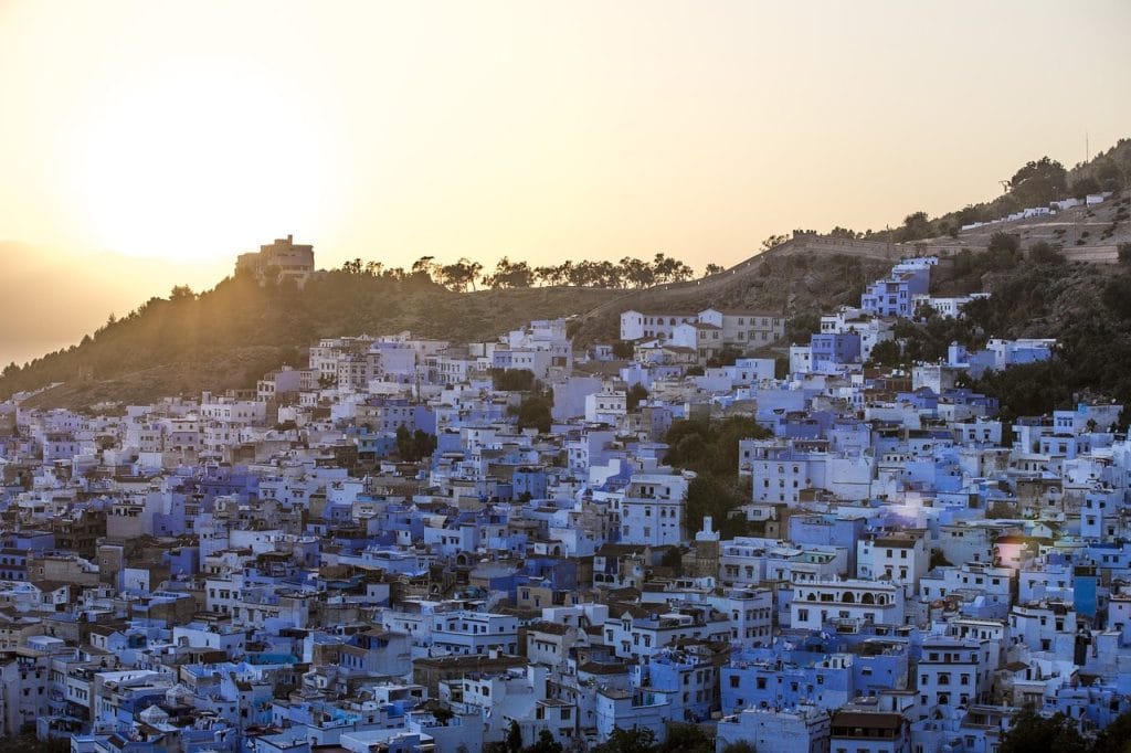atardecer pueblo casas azules