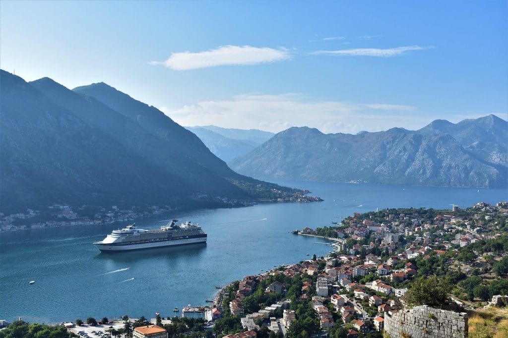 imagen de bahía con crucero montañas y pueblo