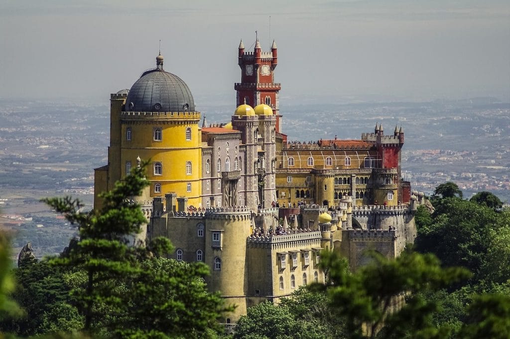 Palacio colorido sobre colina