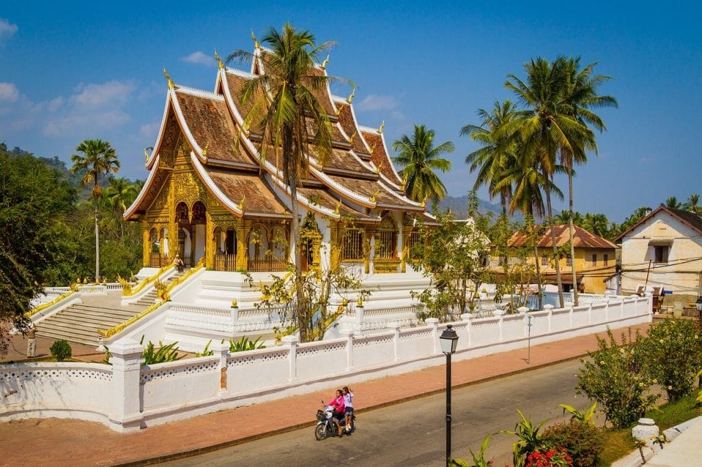 templo budista rodeado palmeras