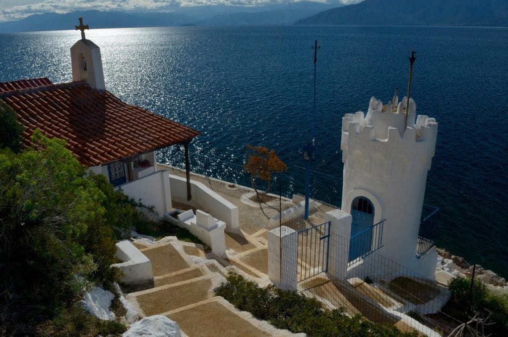 iglesia blanca y azul mar y acantilado