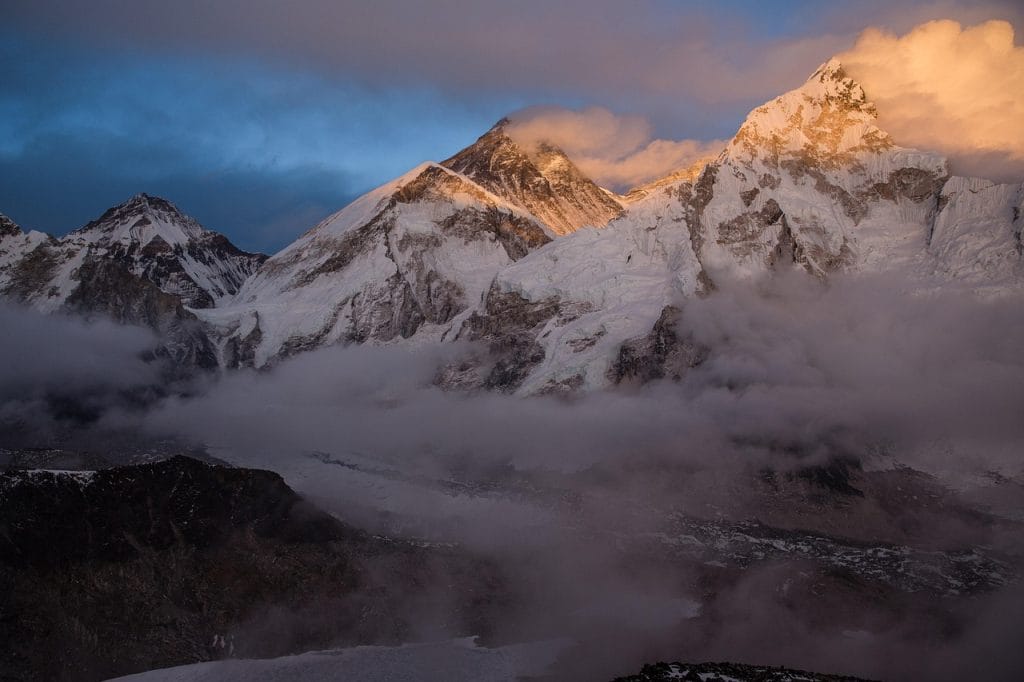 El Everest arranca temporada con los dos primeros fallecidos en la montaña