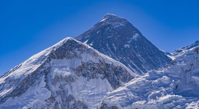 El Everest arranca temporada con los dos primeros fallecidos en la montaña