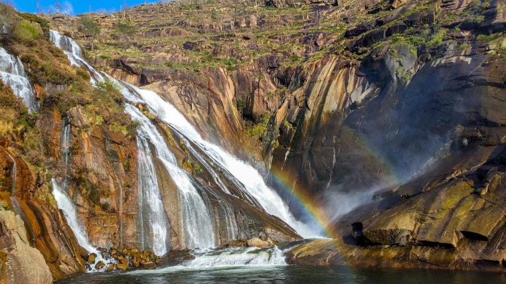 cascada de agua con arcoiris