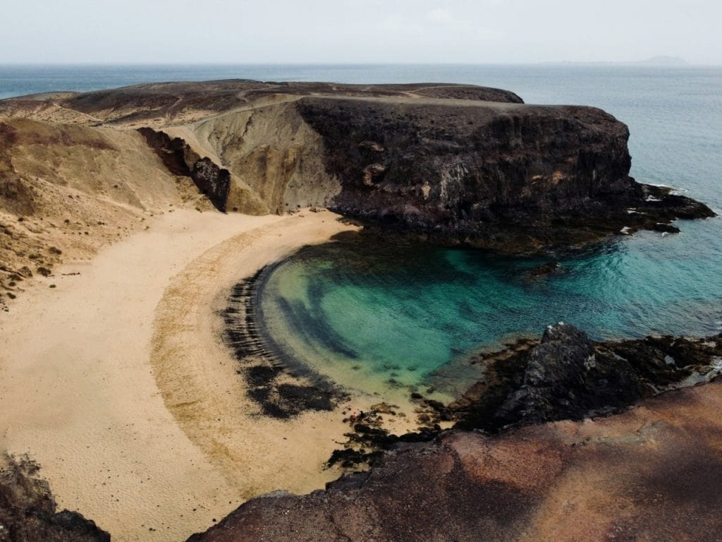playa de arena dorada y acantilados