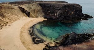 playa de arena dorada y acantilados