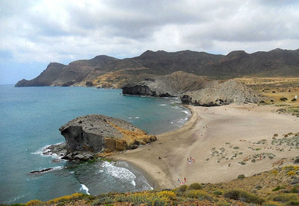 playas naturales España Mónsul playa en Cabo de Gata árida y mar