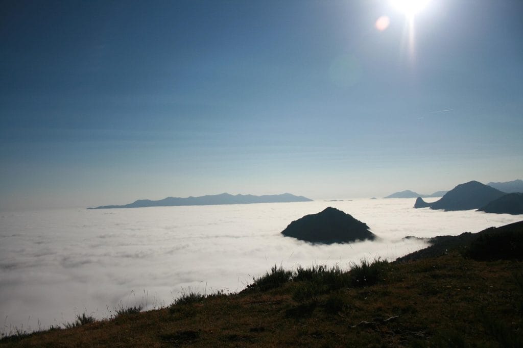 niebla por debajo de las montañas