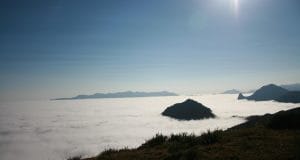 niebla por debajo de las montañas