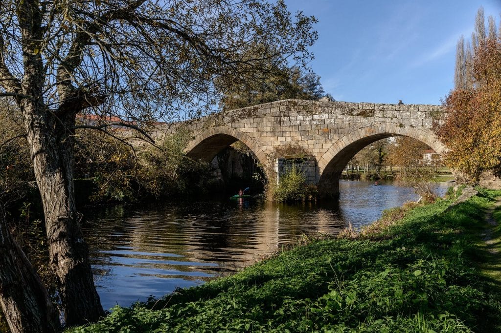 puente de piedra sobre río