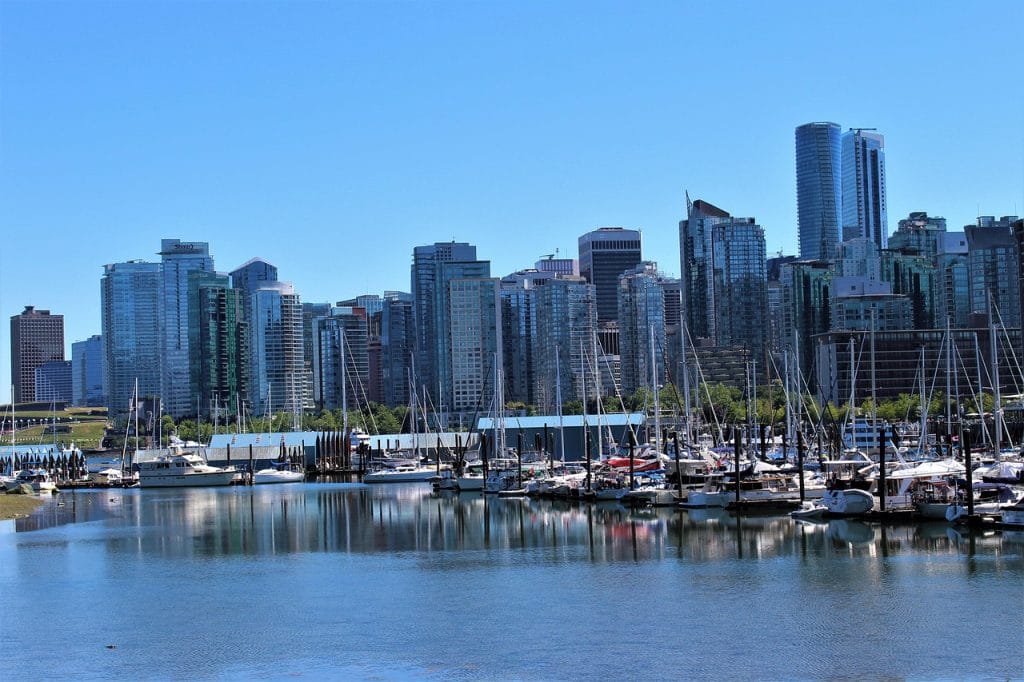 marina con barcos y edificios. Dónde viajar en agosto