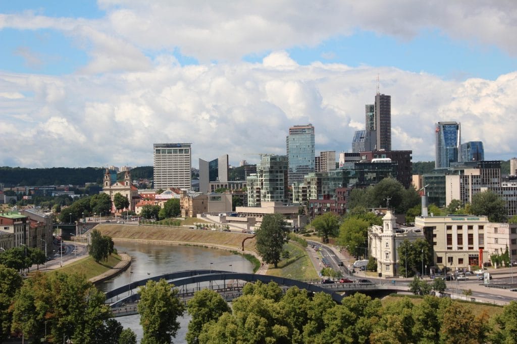 ciudad junto al río