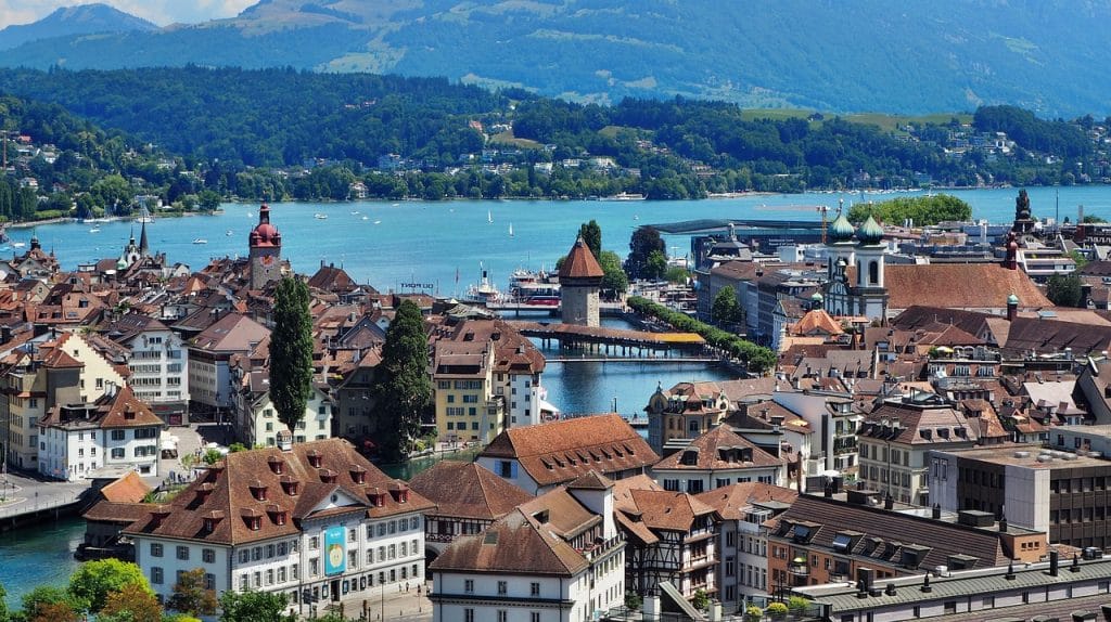 Ciudad junto a lago y montañas