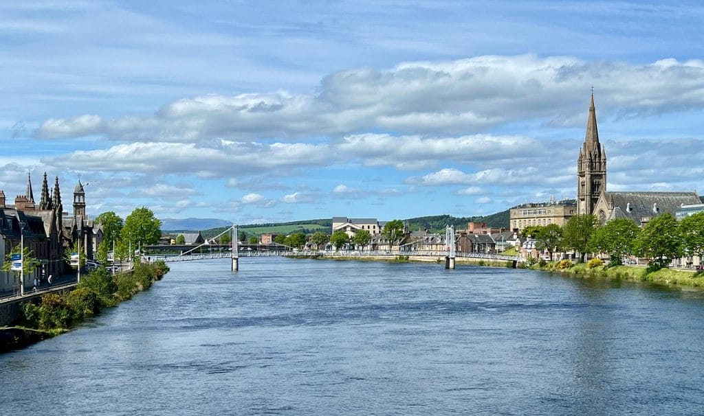 ciudad y puente sobre río