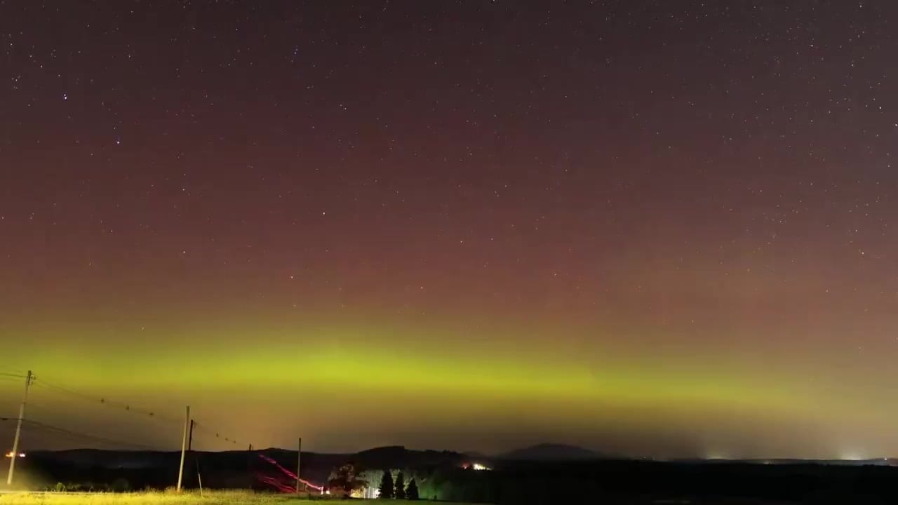 mujer con curvas seductoras posando con confianza