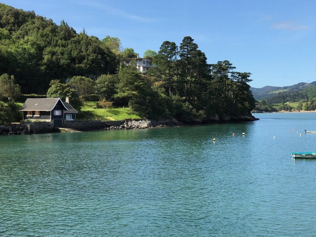 verde y casa junto al mar