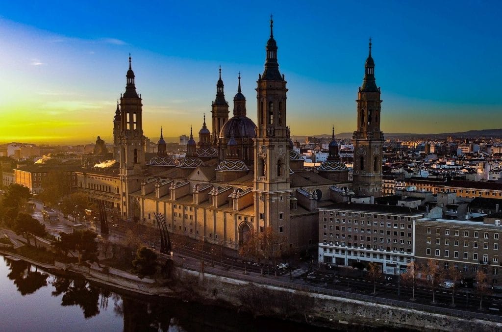 basílica del Pilar al atardecer en Zaragoza