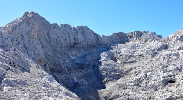 La muerte por calor del glaciar leonés Trasllambrión: “Es terrible, el final de una época"