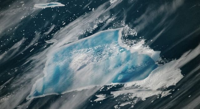 Un iceberg se tiñe de azul y se derrite tras décadas a la deriva