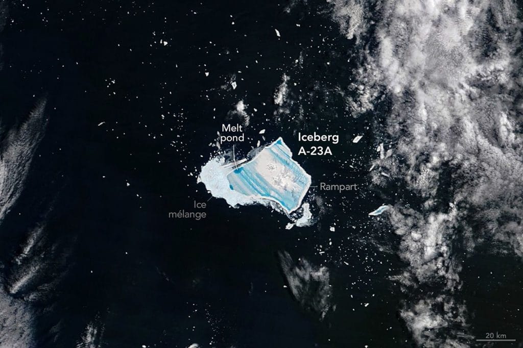 un-iceberg-se-tine-de-azul-y-se-derrite-tras-decadas-a-la-deriva (1)