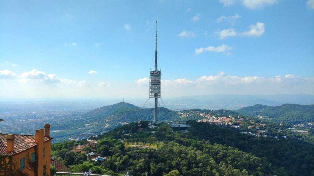montañas urbanas y cielo azul